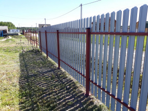 Забор из евроштакетника на винтовых сваях белый