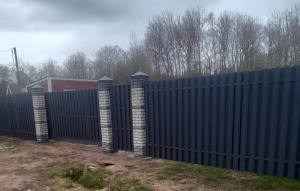 Забор из евроштакетника шахматка для участка